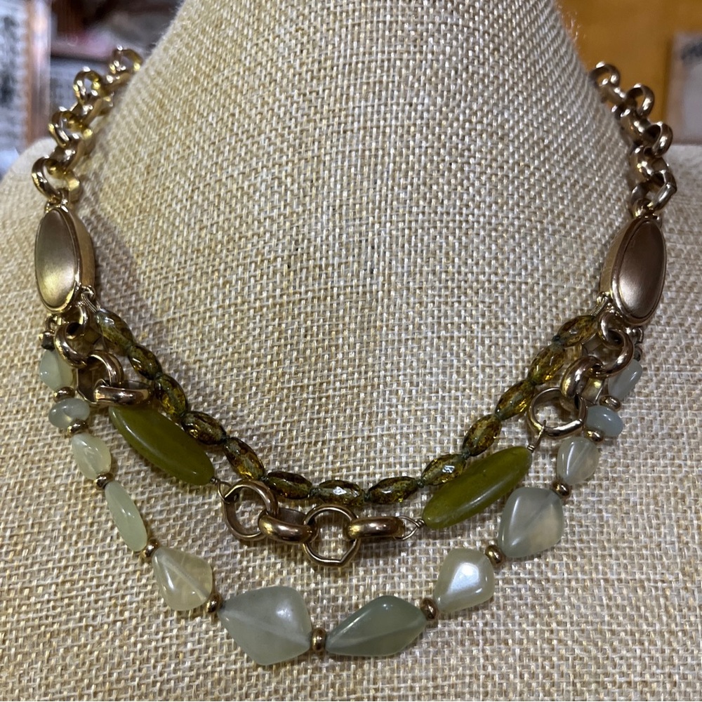 MONET SIGNED BEAUTIFUL VINTAGE GOLD TONE CHAIN AND KHAKI GREEN BEAD NECKLACE